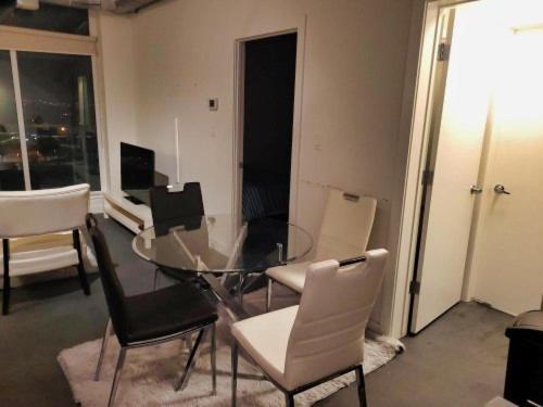 Furnished 1 Bedroom In East Village By Signature Suites Ltd YYC Kültér fotó