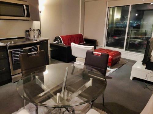 Furnished 1 Bedroom In East Village By Signature Suites Ltd YYC Kültér fotó